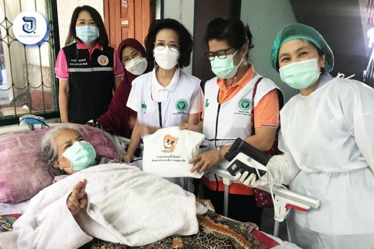 นำทีมแพทย์เข้าไปฉีดวัคซีน AZ + Pfizer ให้กับผู้ป่วยติดเตียงที่มีความประสงค์อยากจะฉีดวัคซีน