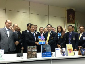 เข้ามอบกระเช้าของขวัญอวยพรปีใหม่ แก่ประธานคณะกรรมการและรองประธานและเลขาธิการคณะกรรมการโอลิมปิค